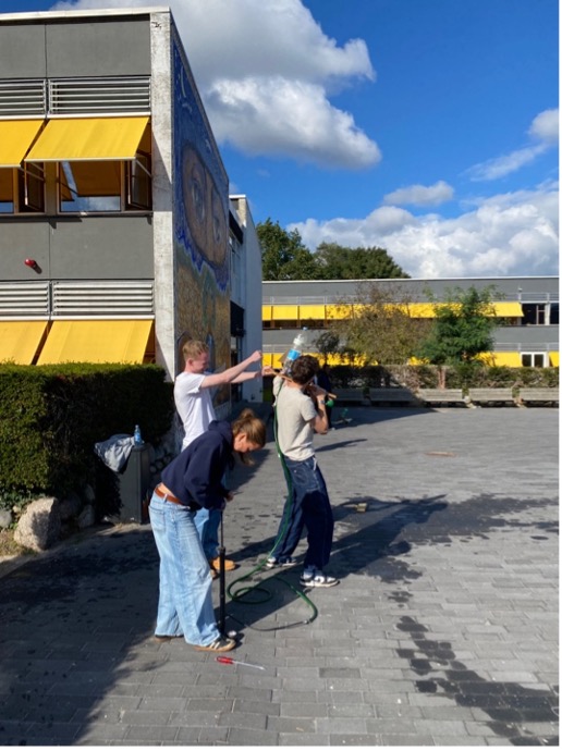 Elever fyrer raket af i skolegården på GG