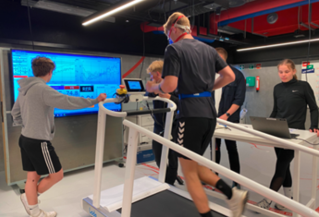 Elever laver forsøg i biologi-kemi